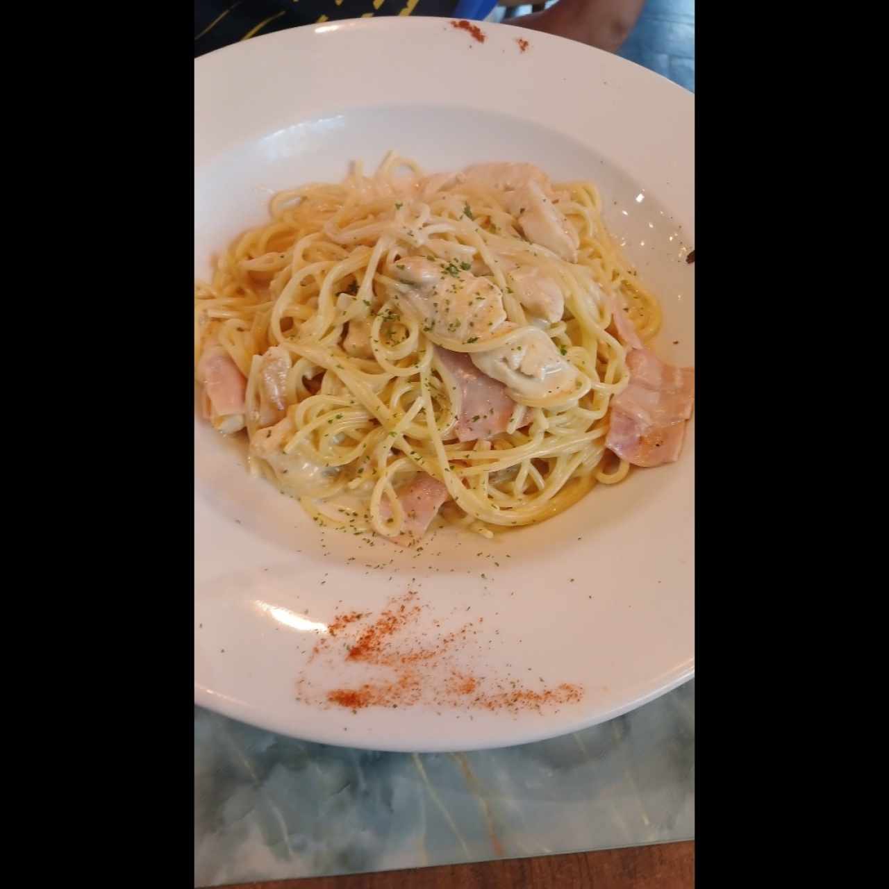 Spaguetti Alfredo con pollo