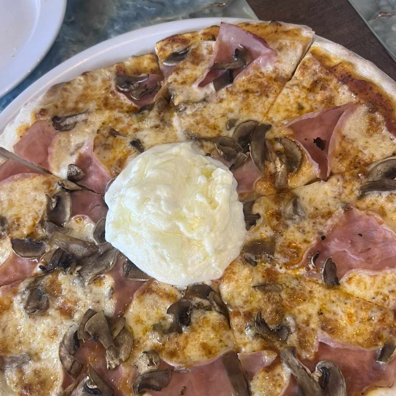 Pizzas - Jamón E Funghi con una burata