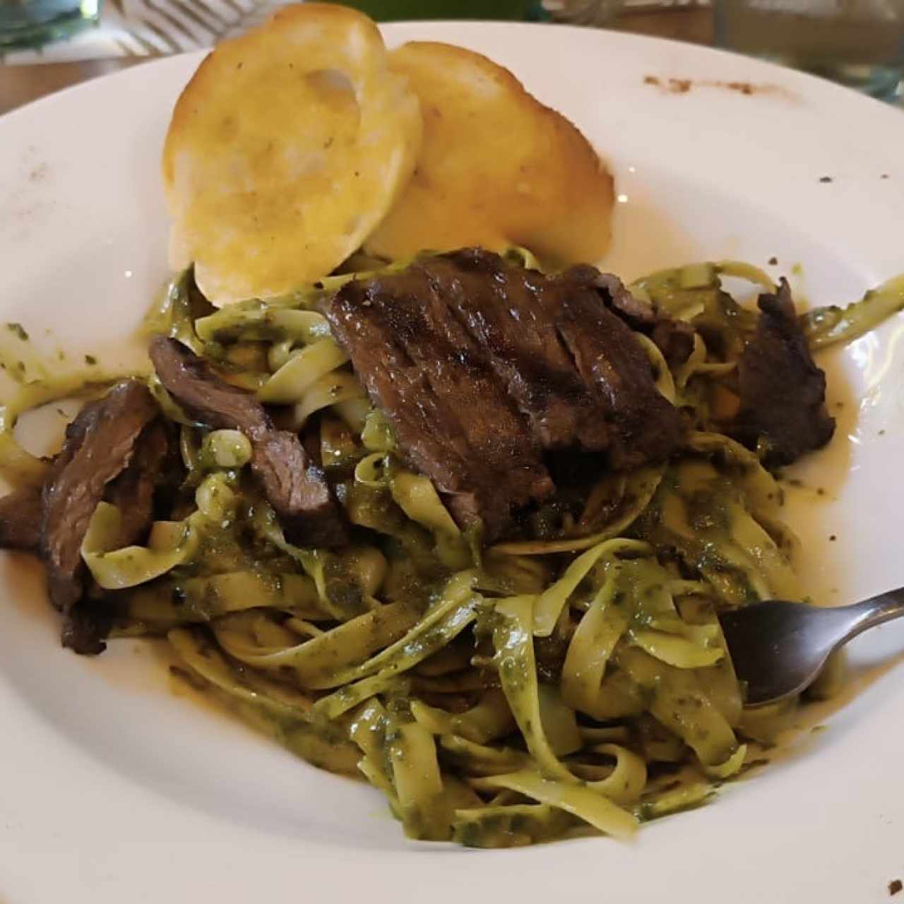 Linguini al Pesto con entraña