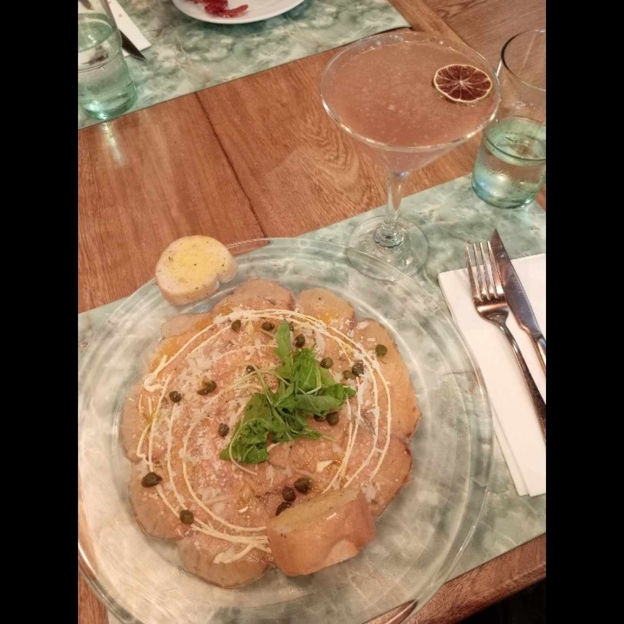 Carpaccio di salmone + Cosmopolitan 