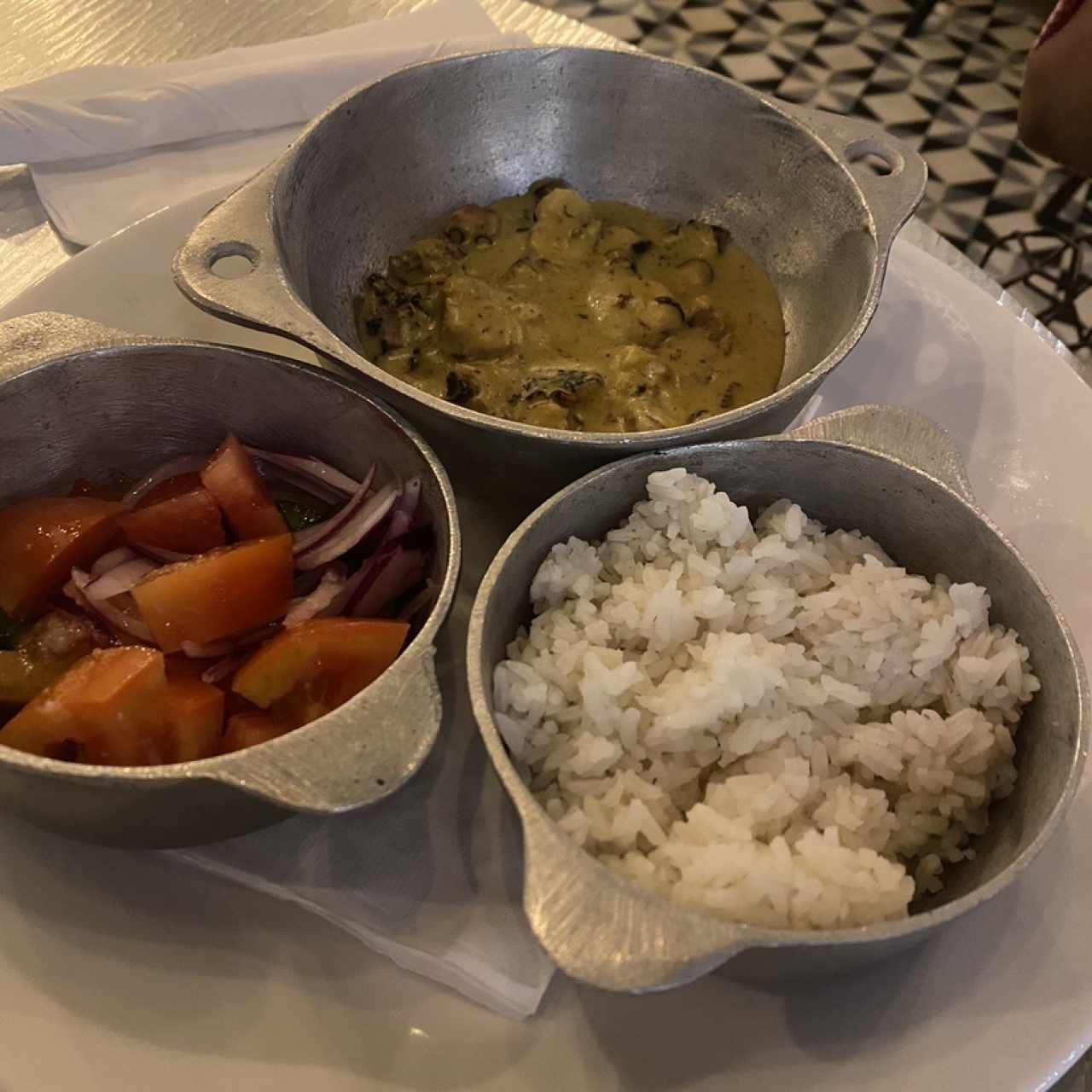 Pulpo al curry y coco con arroz con coco