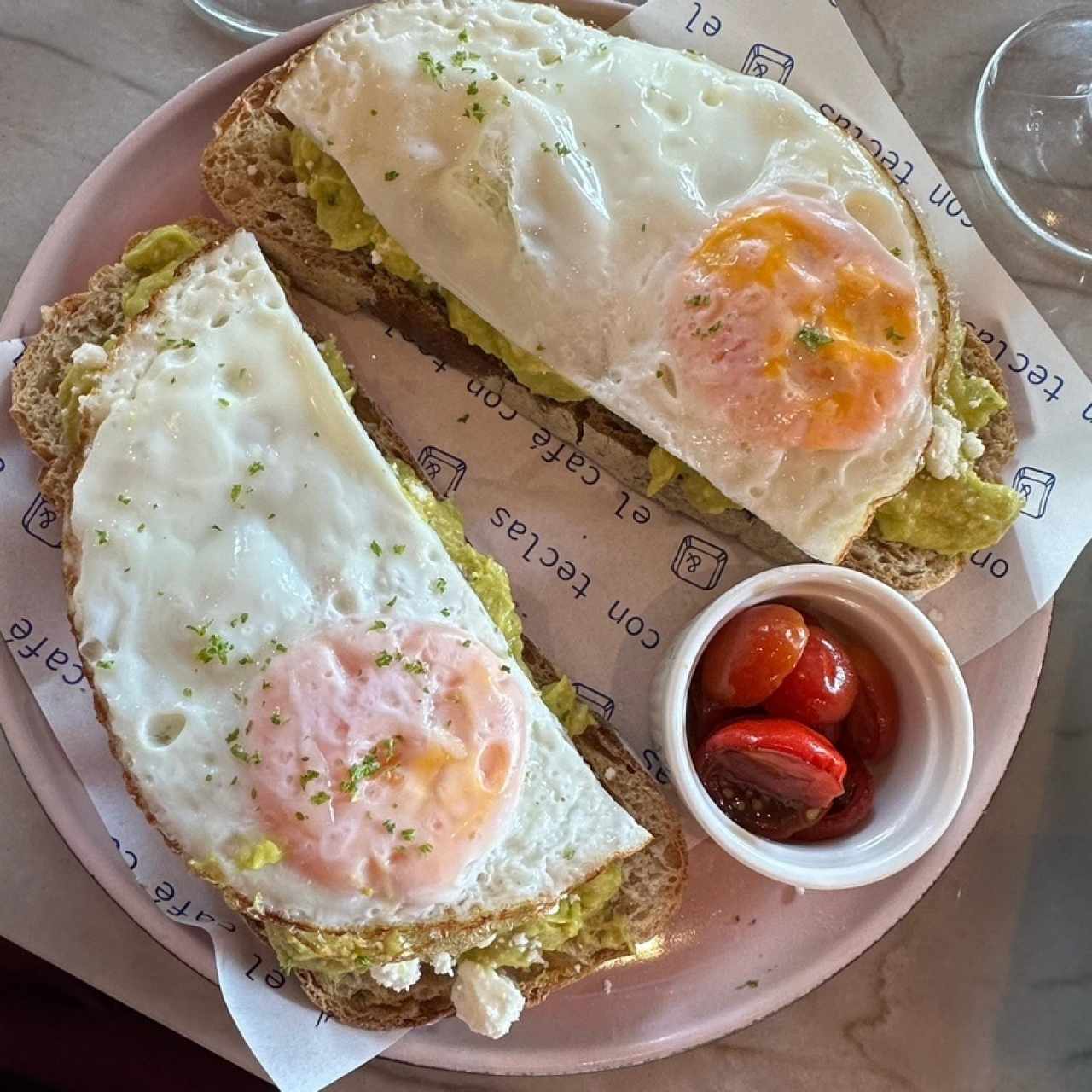 Y Disfrutar - Avo Toast