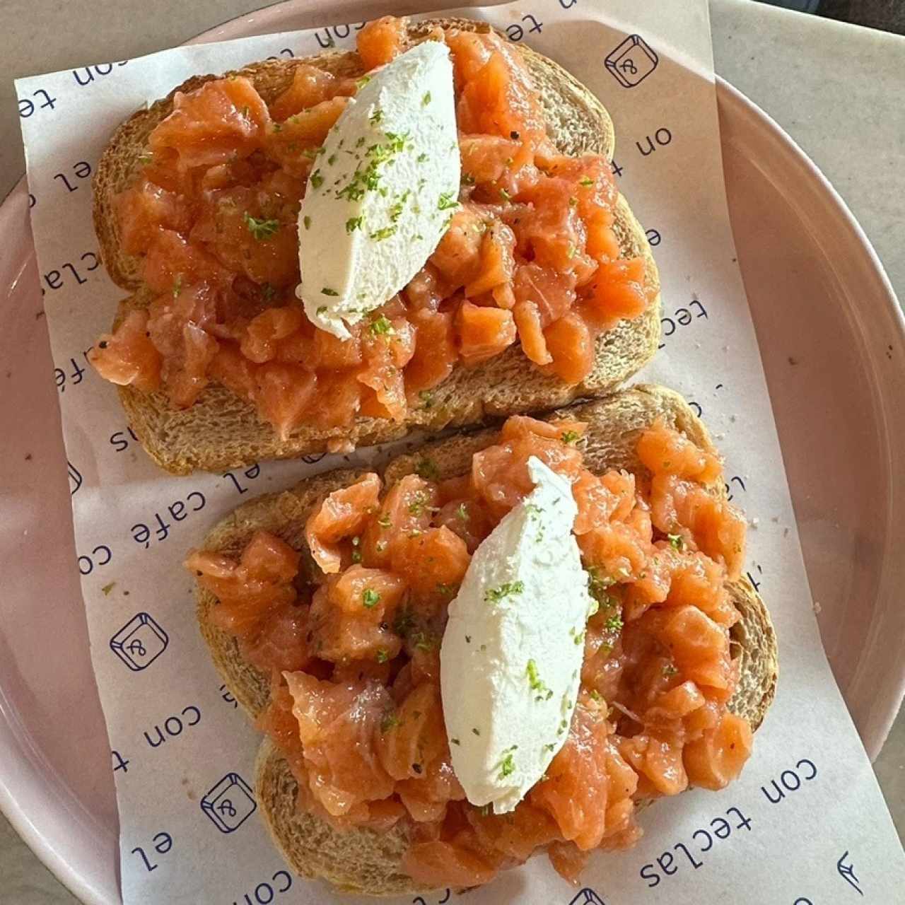 Y Disfrutar - Tostada de Salmón