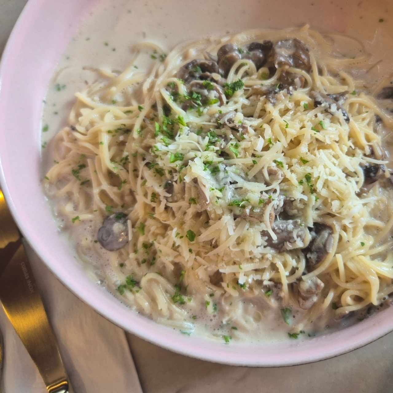PLATOS FUERTES - Spaghettini al Funghi