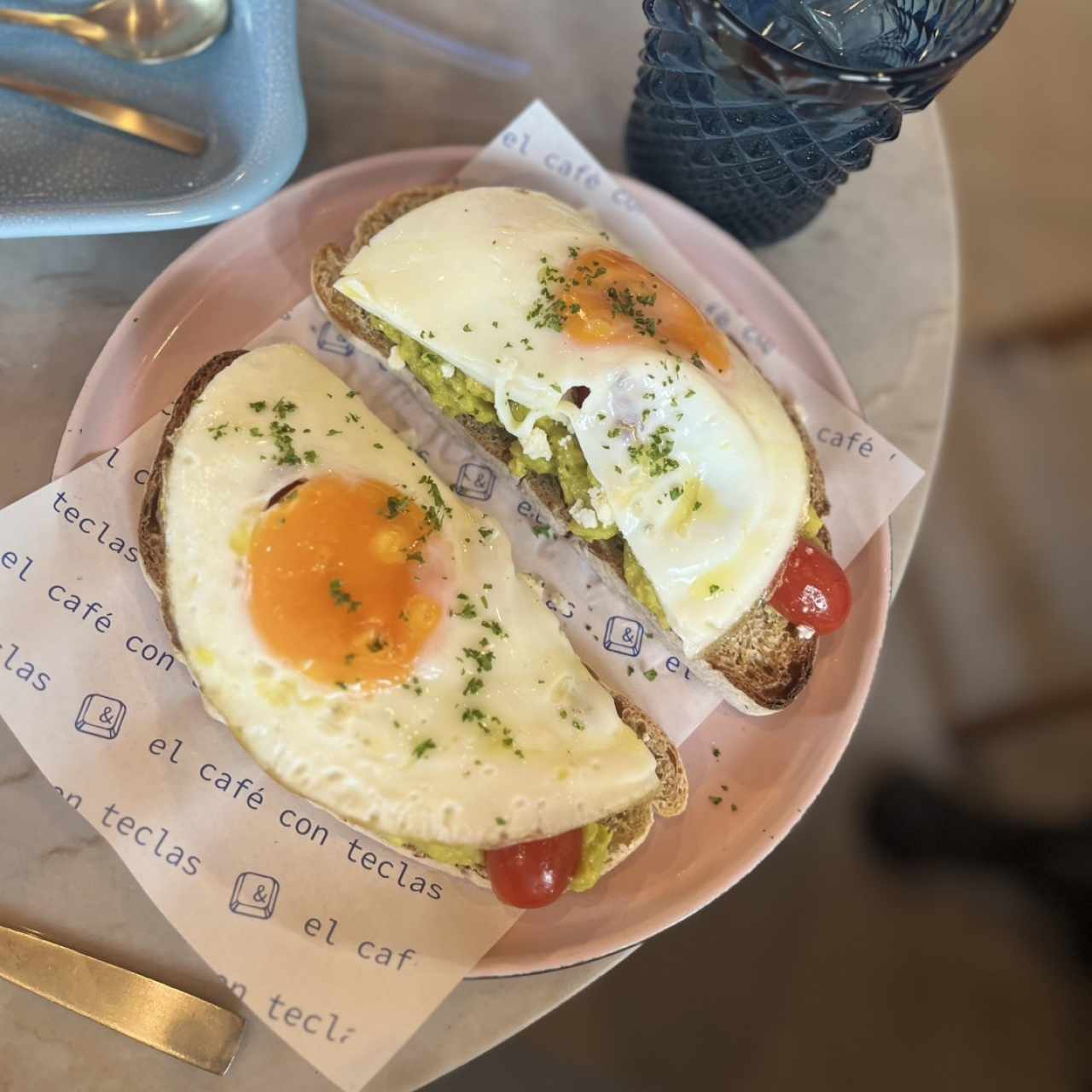 Y Disfrutar - Avo Toast