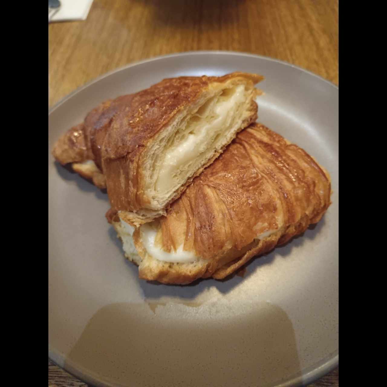 Croissant con queso mozzarella