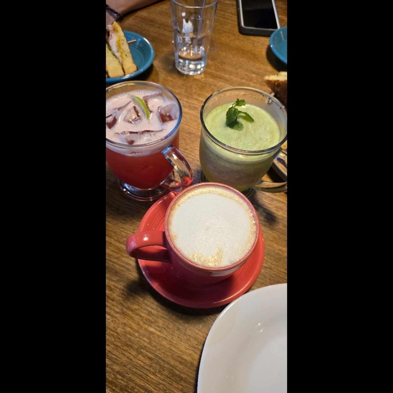 café con leche, limomada con hierbabuena, pink lemonade