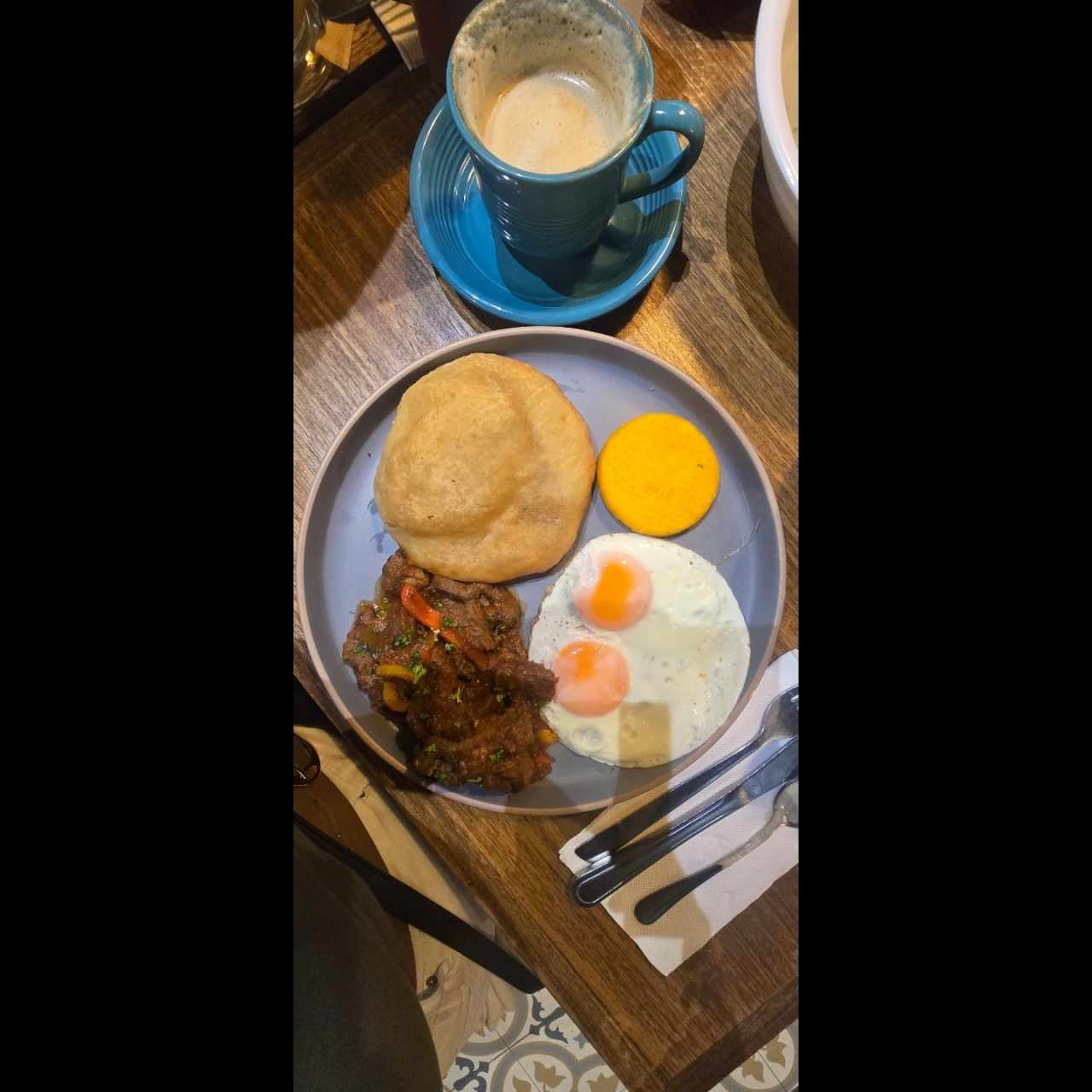 El Panameño junto a un capuccino 