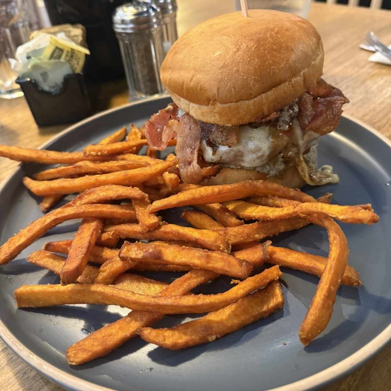 Burger con camote frito 