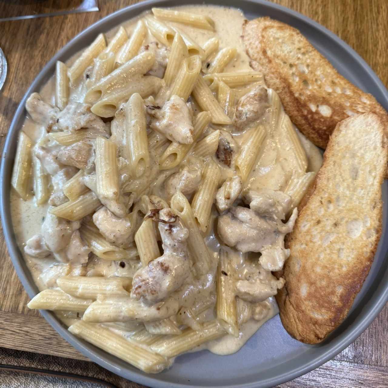 Pasta penne con pollo en salsa blanca