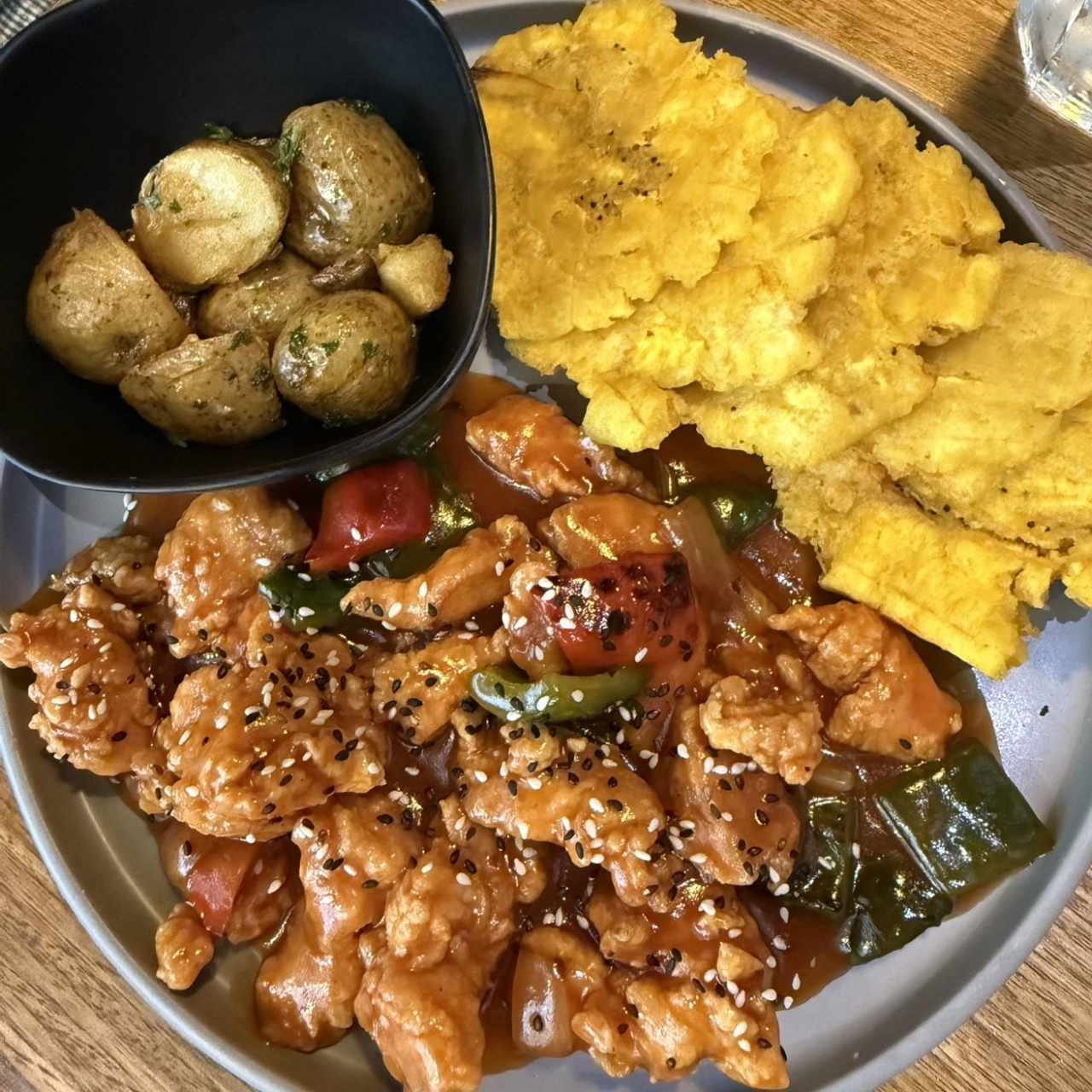 Pollo sweet con patacones y papines 