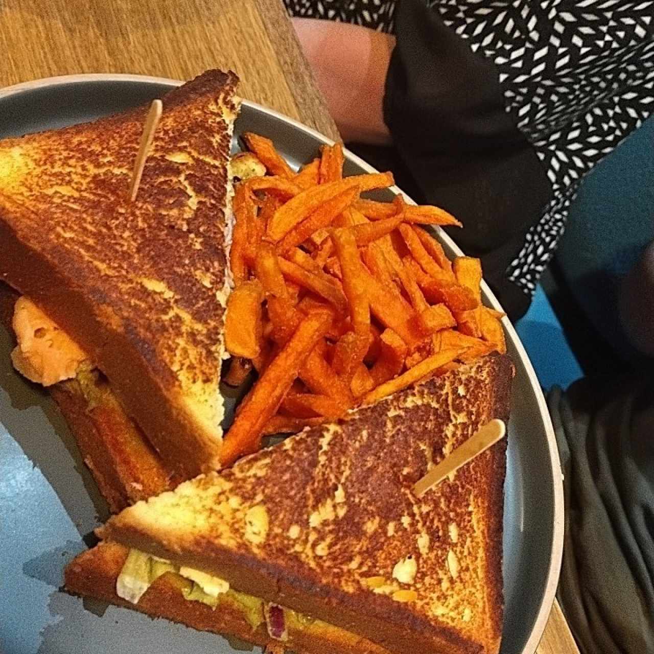salmón hipster en pan brioche