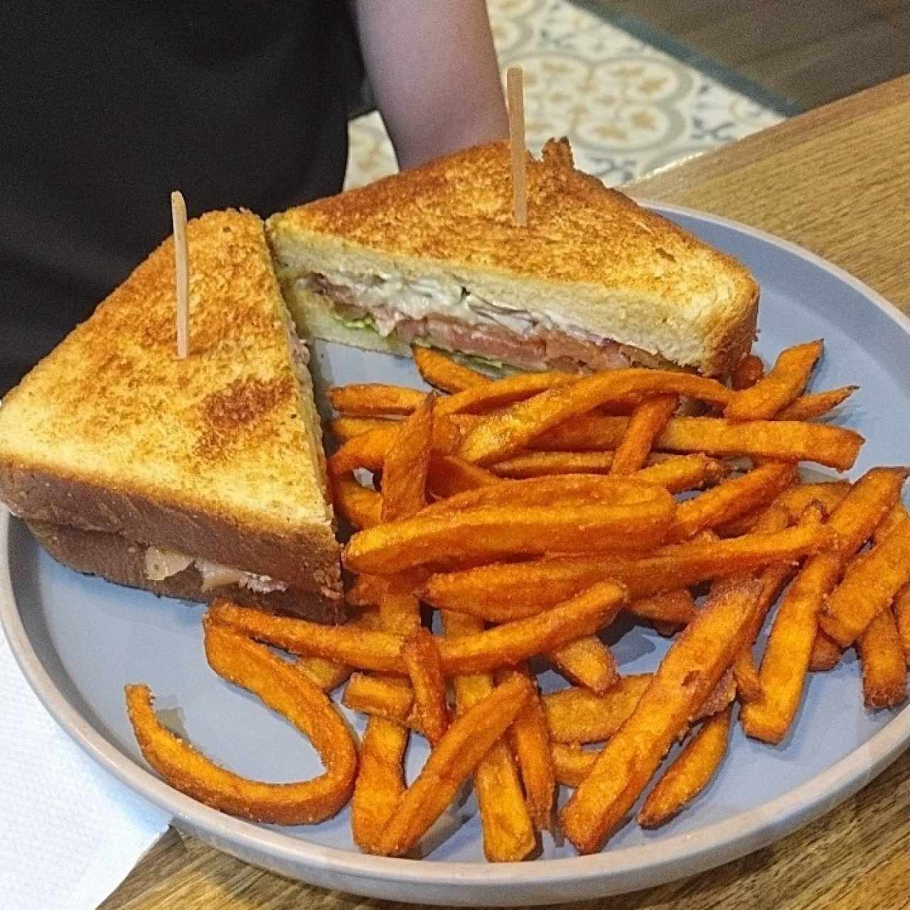 Salmón Hipster en pan brioche