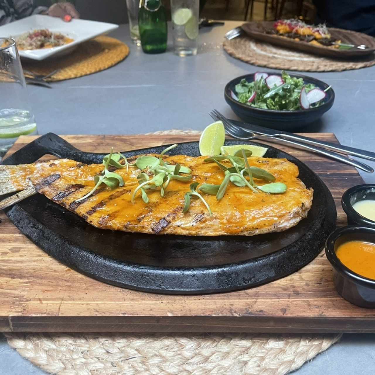 Pescas del día con salsa pal el pescao (GF)