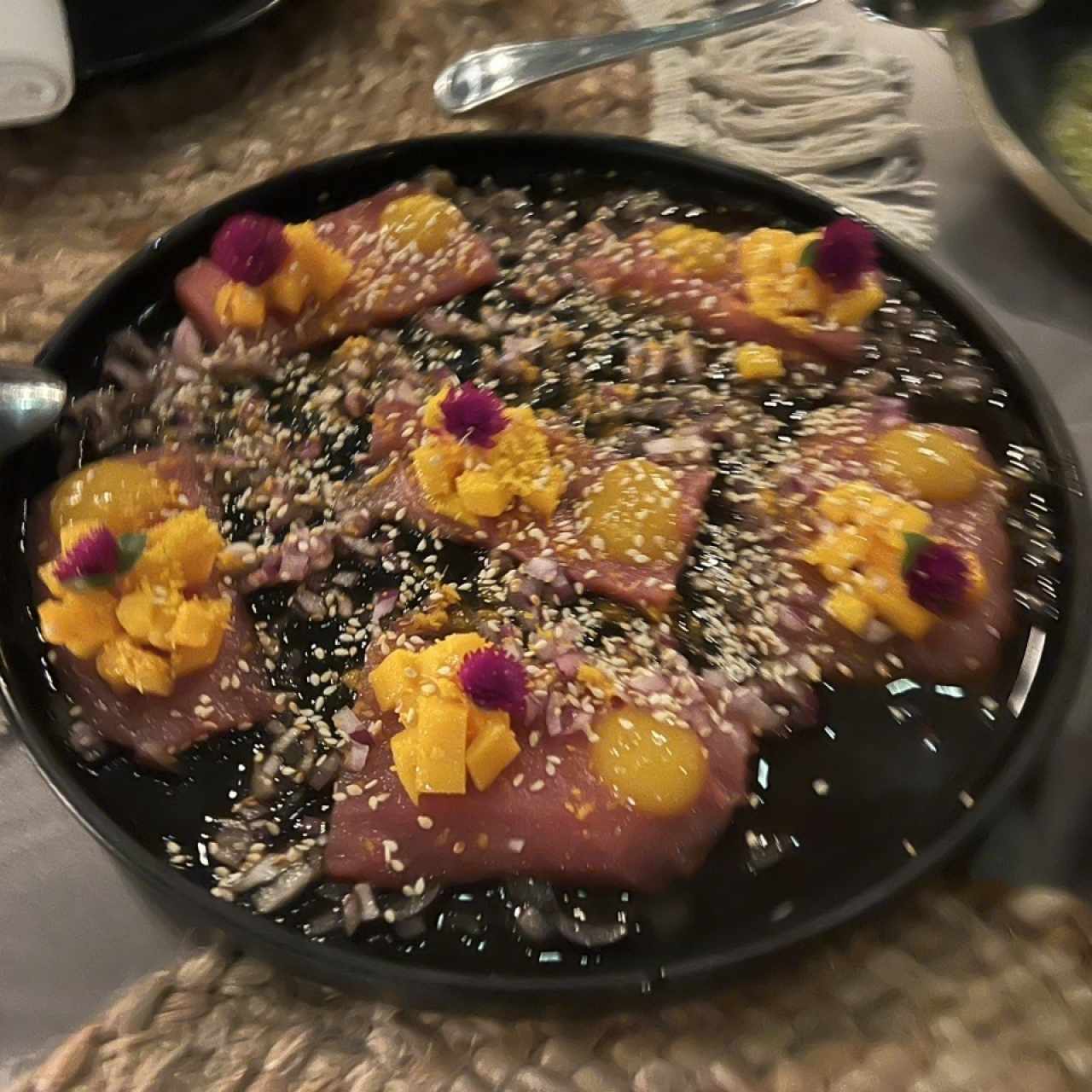 Tiradito de Atún Con los mangos bajitos (GF)