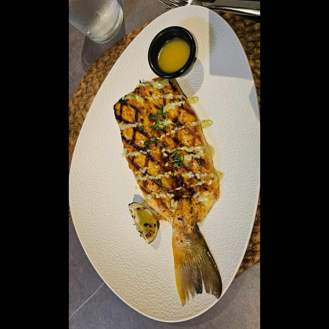 Pescas del día con salsa pal el pescao (GF)
