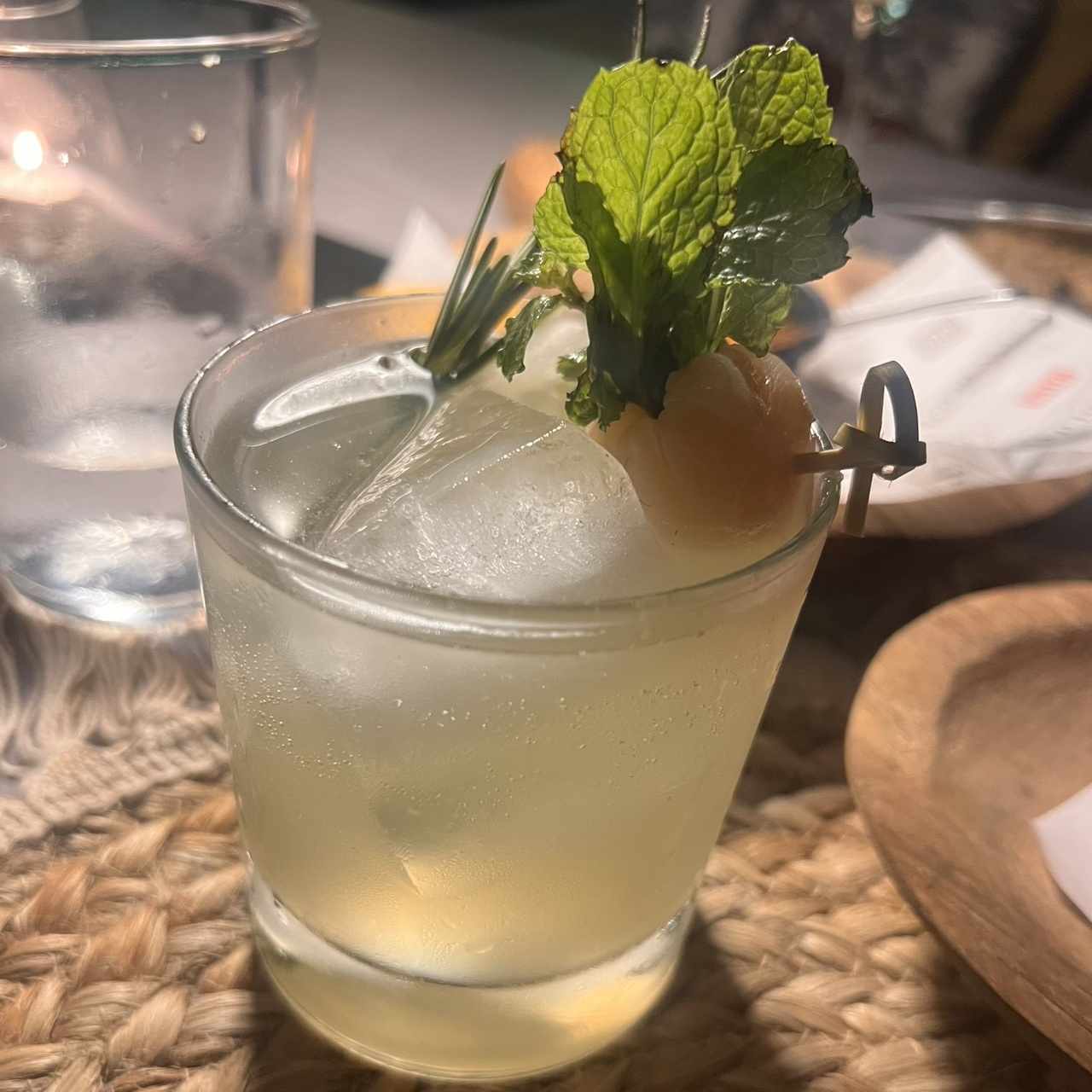 Gin con lyches, romero, yerbabuena y sprite