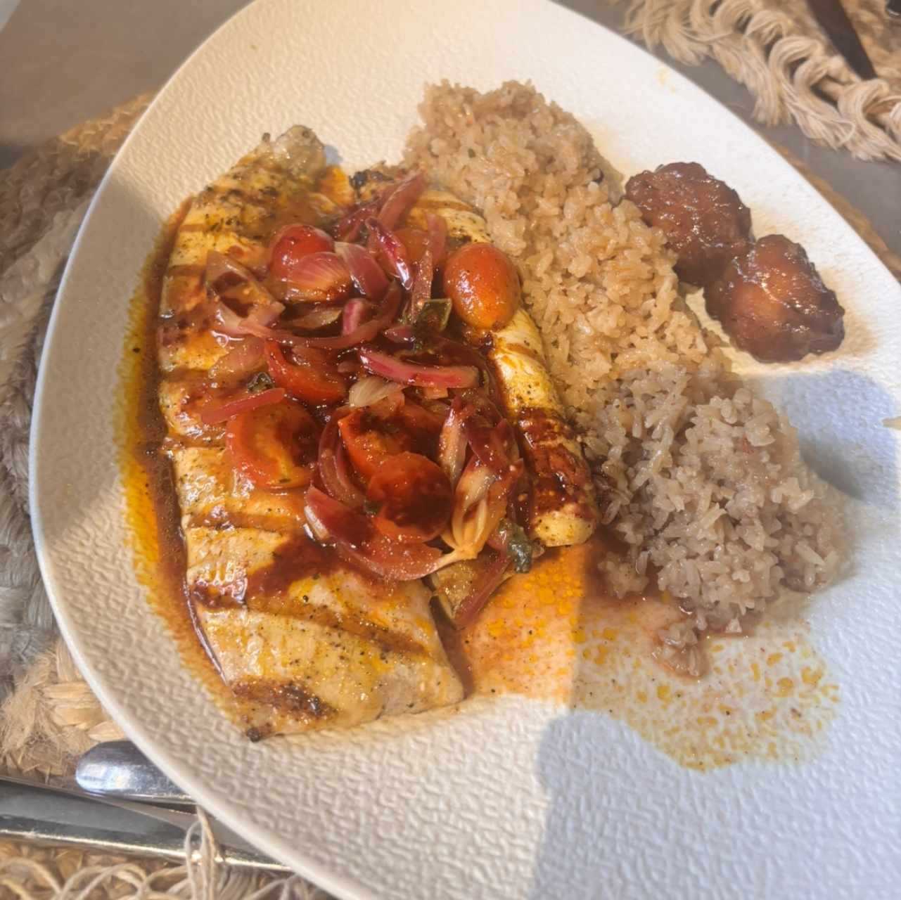 Pescas del día con salsa pal el pescao (GF)