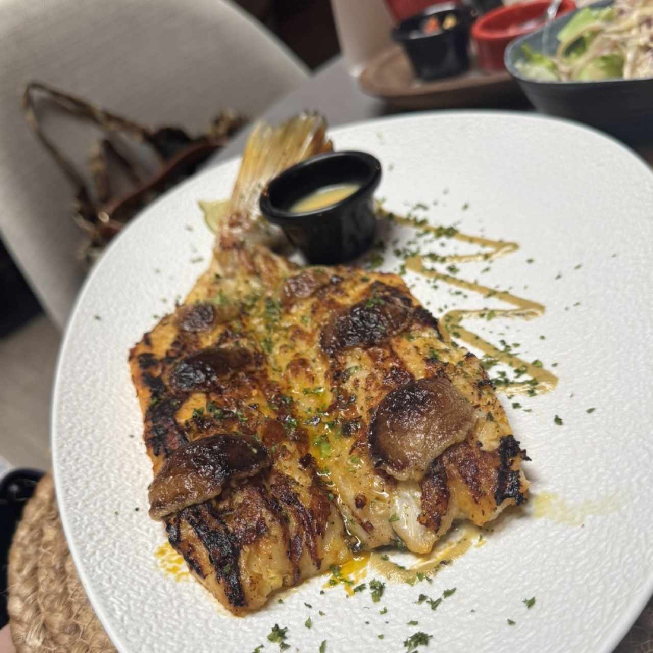 Pescas del día con salsa pal el pescao (GF)