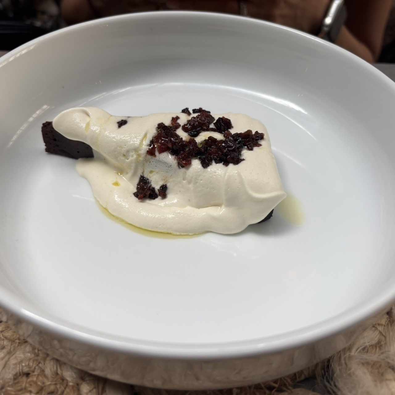 Brownie con helado y bacon
