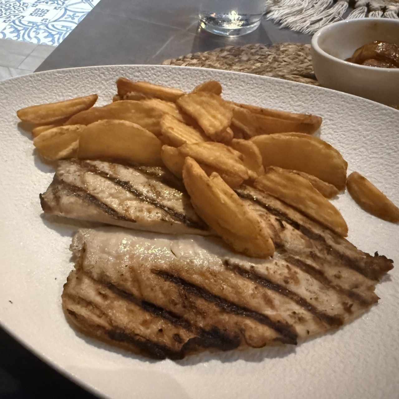 Cobia con flow (platillo adaptado) con papas fritas y un poquito de platano en tentación 