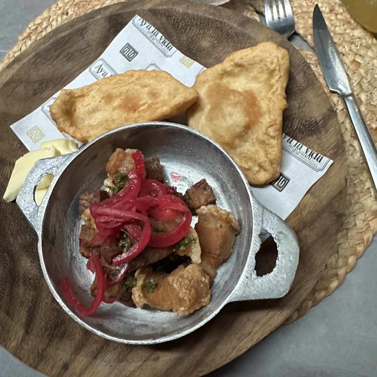 Chicharrón con hojaldre 