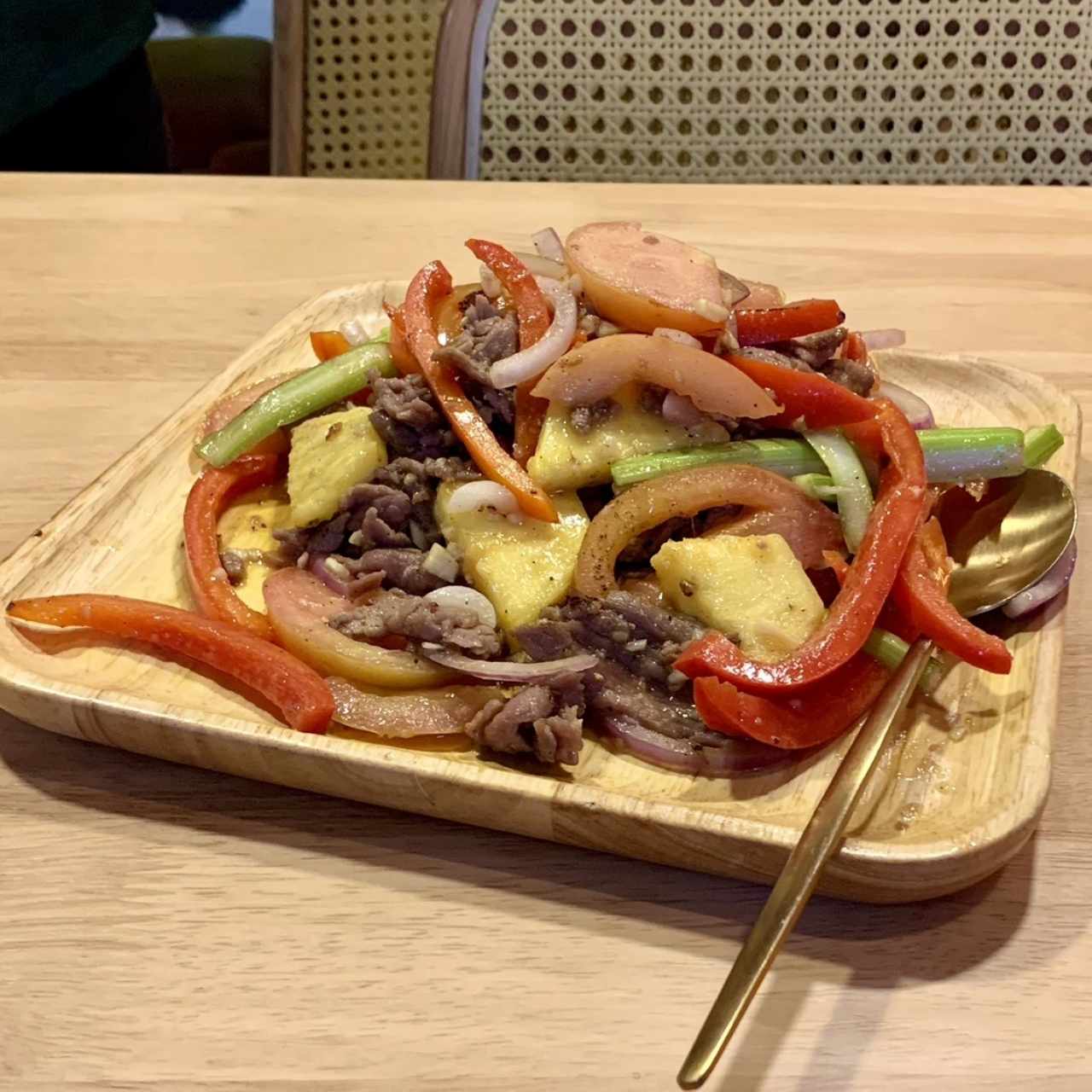 Carne salteada con piña.   Buenisimo