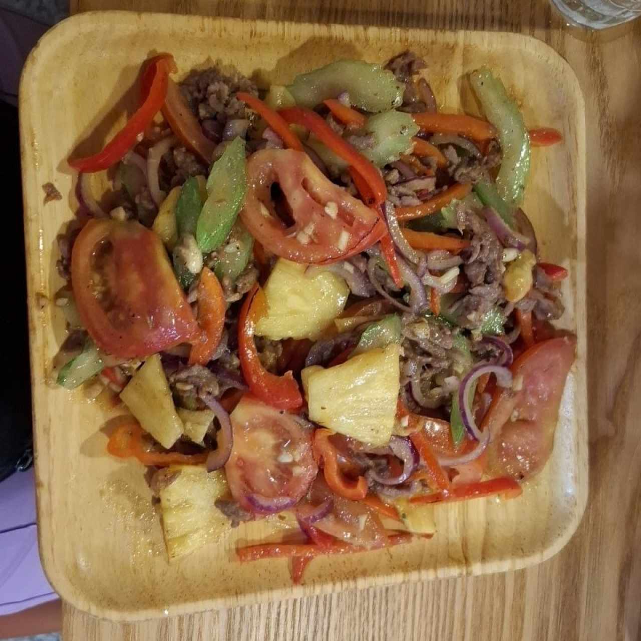 Carne salteada con piña
