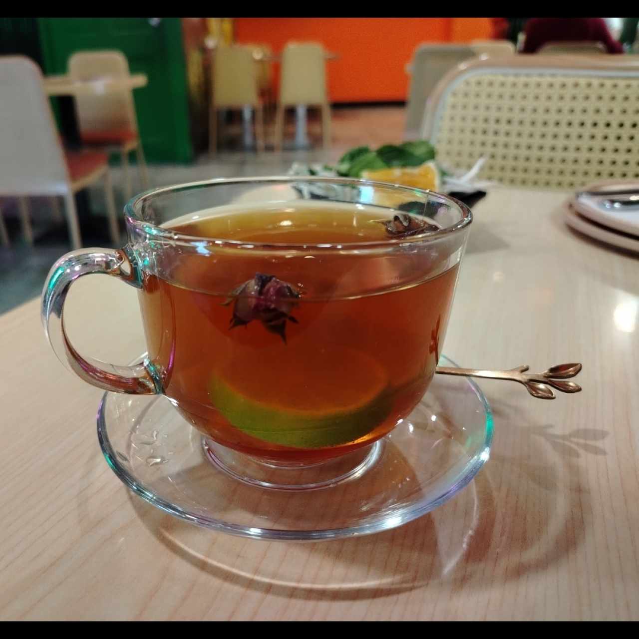 Té de jazmín, limón, miel y flor de saril 