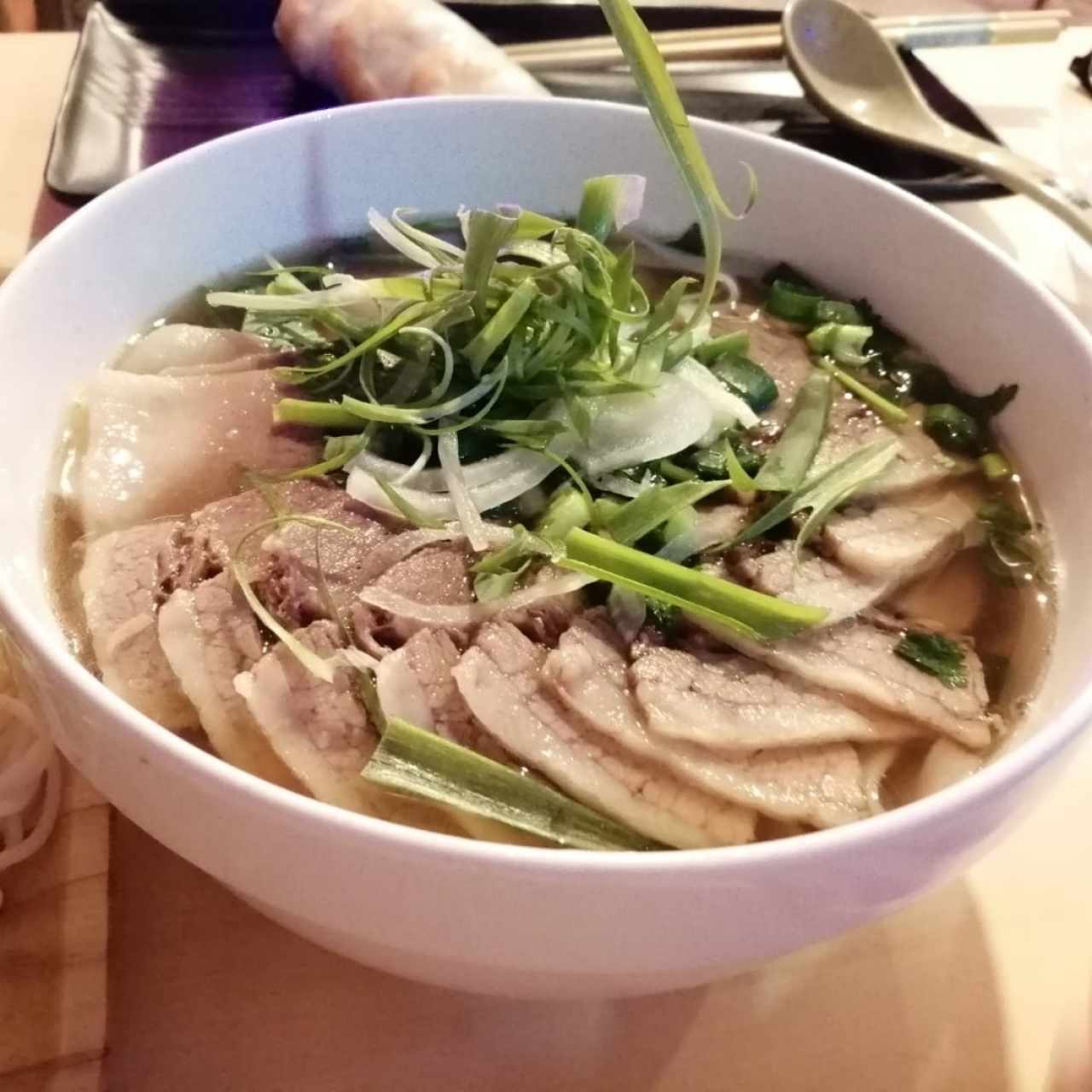 Pho bo thai, carne importada 