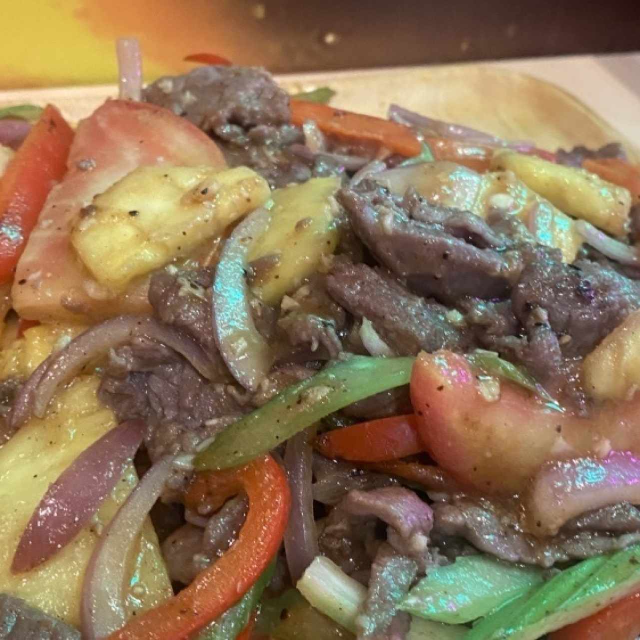 Carne salteada con piña