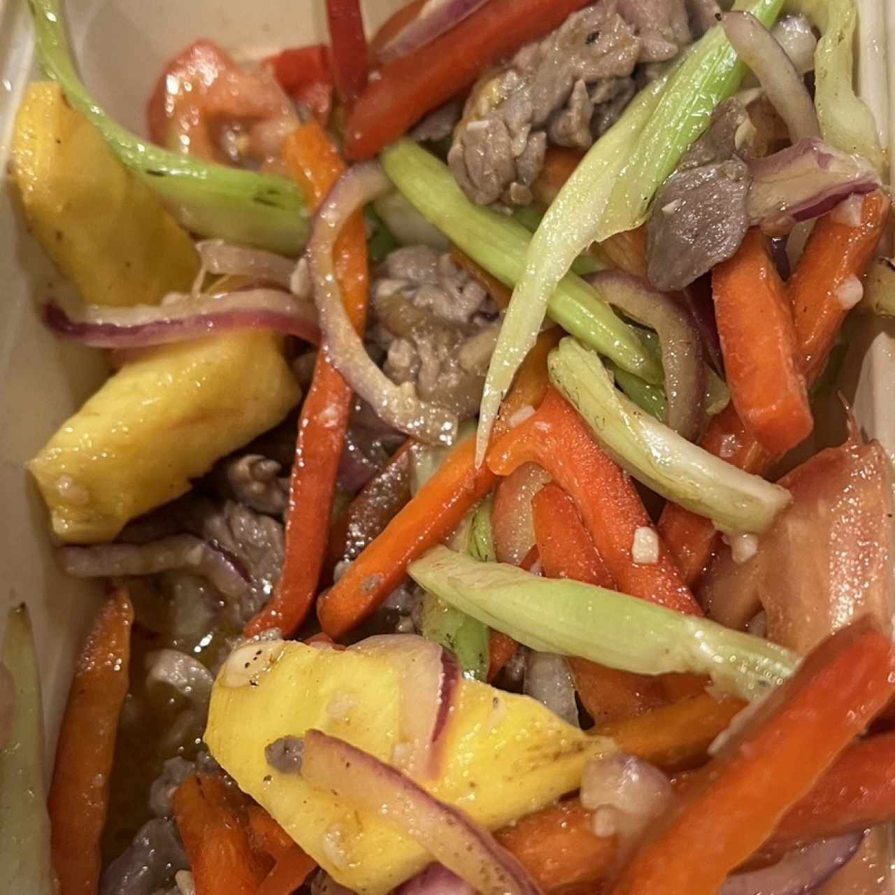 Carne salteada con piña