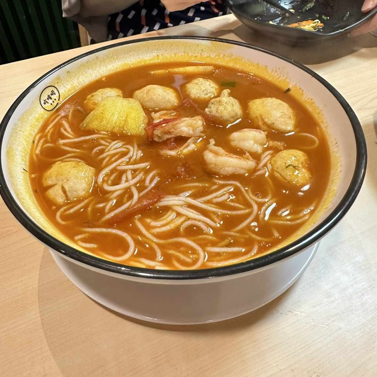Pho con bolitas de pescado y camarones