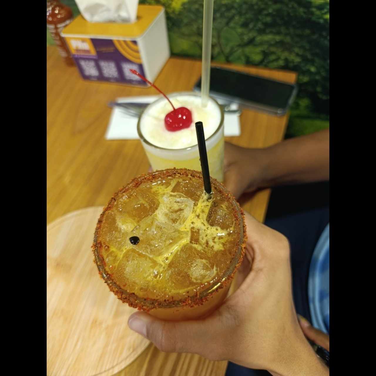 bebida " Dónde Hubo Fuego" y " Jugo de piña"