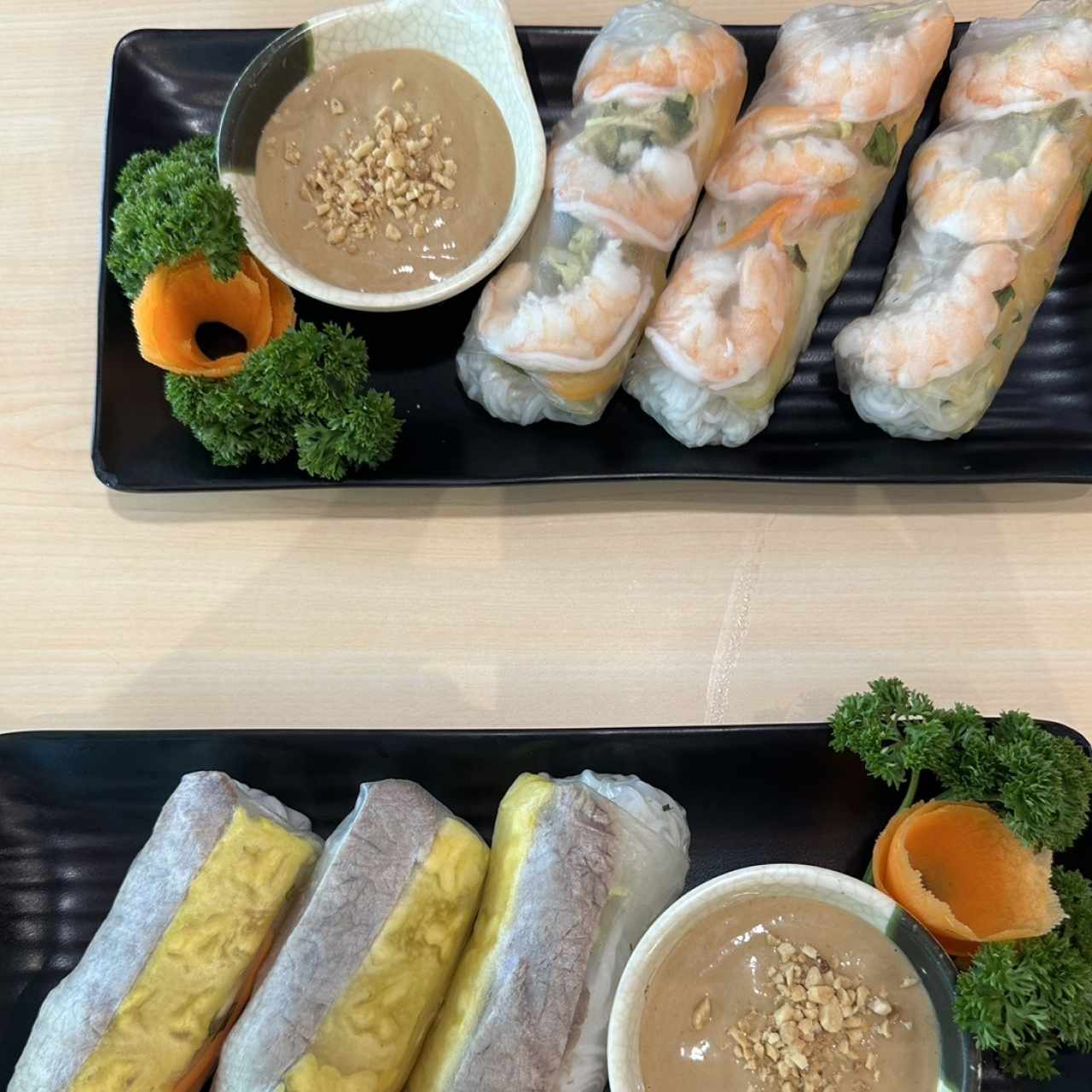 Rollos frescos, de camarón y rollos frescos de carne con piña