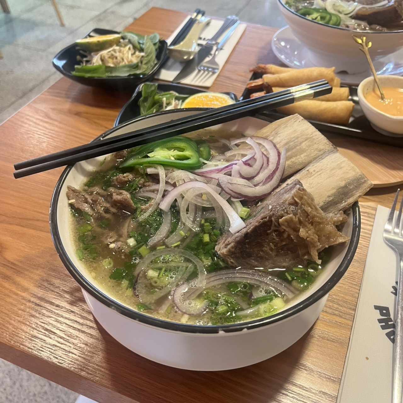 Pho de costilla de res 