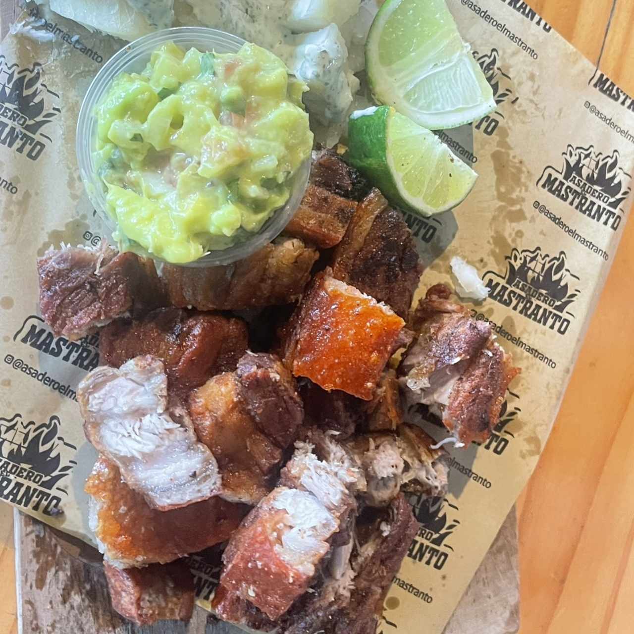 chicharron con yuca 