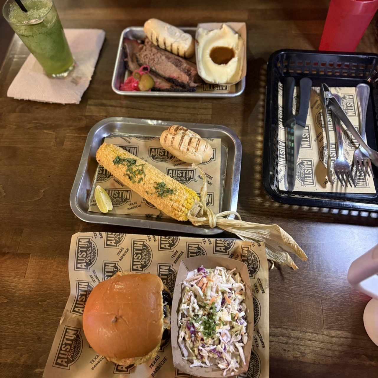 Brisket, pure, pansito, briket burger, caleslaw, MAZROCA y limonada.