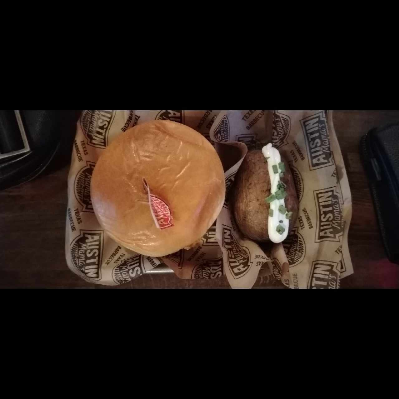 Sandwiches & Spuds - Mamas Classic Burger papá ahumada