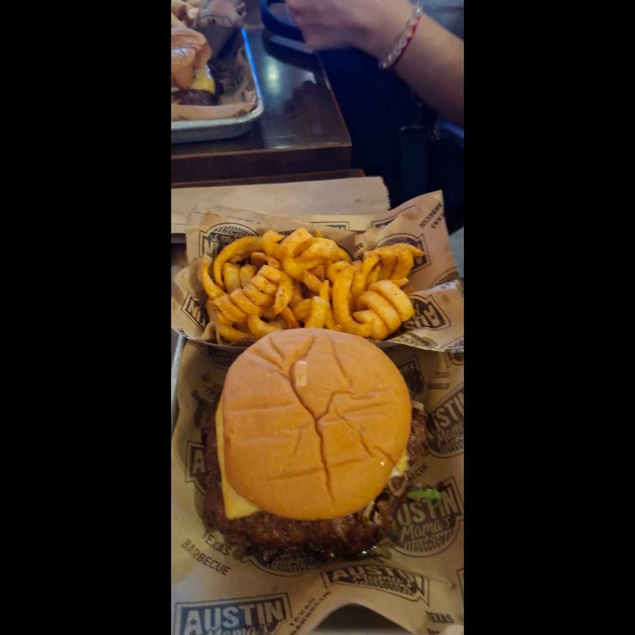 Hamburguesa y papas curli
