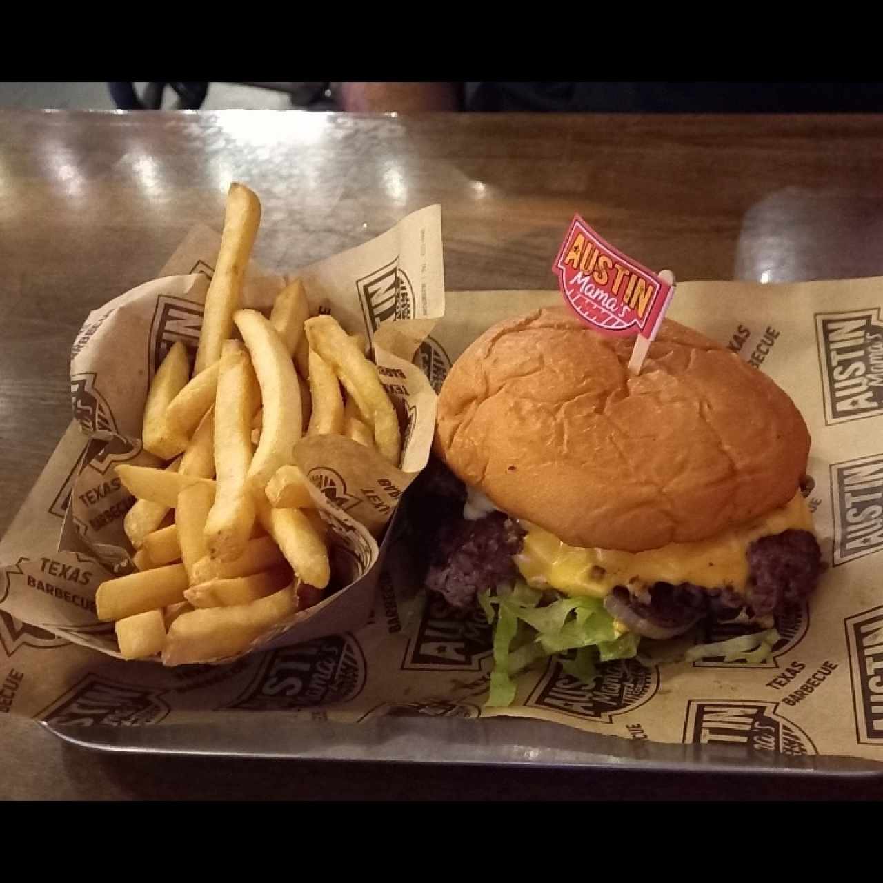 Sandwiches & Spuds - Mamas Classic Burger
