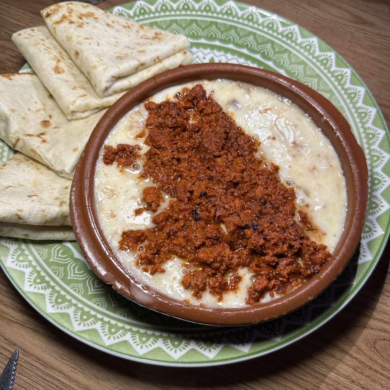 Queso fundido con longaniza 