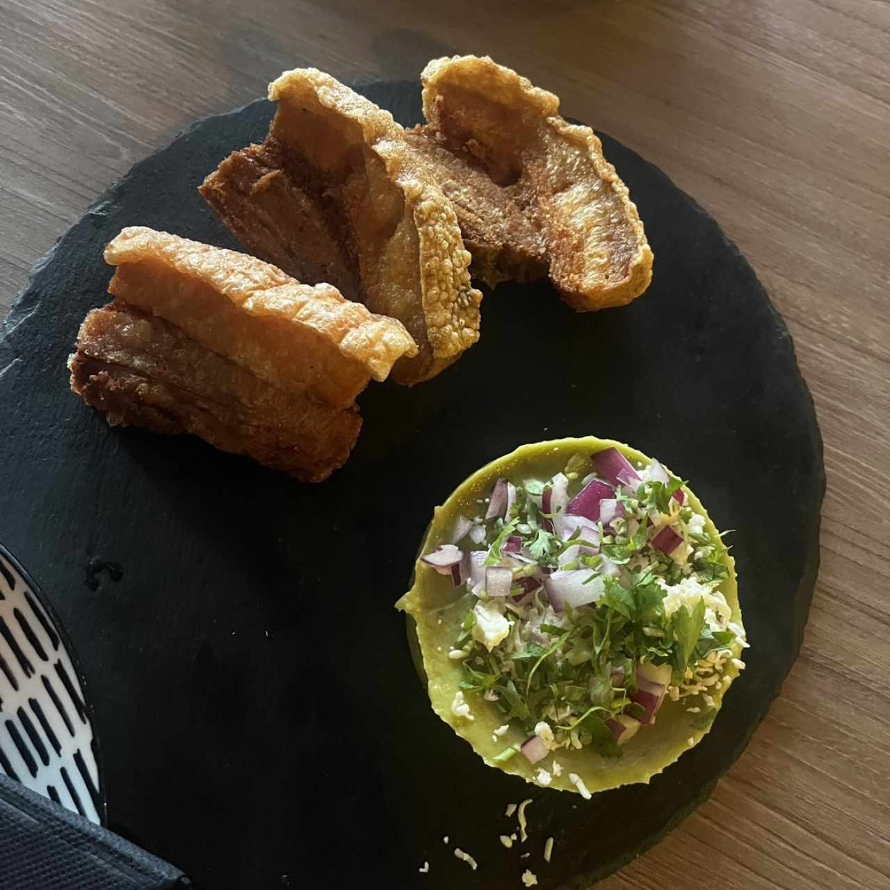 GUACAMOLE CON CHICHARÓN