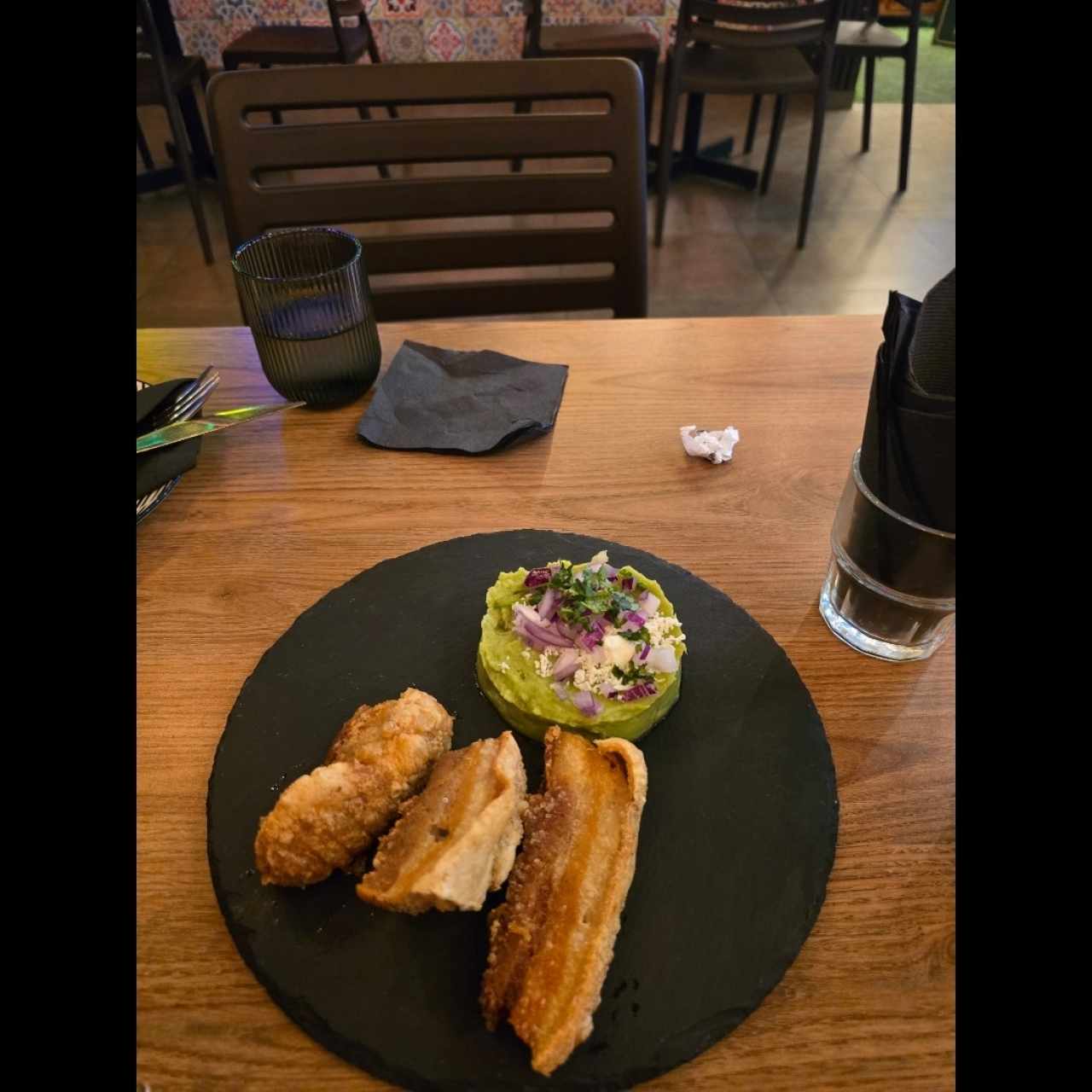 GUACAMOLE CON CHICHARÓN
