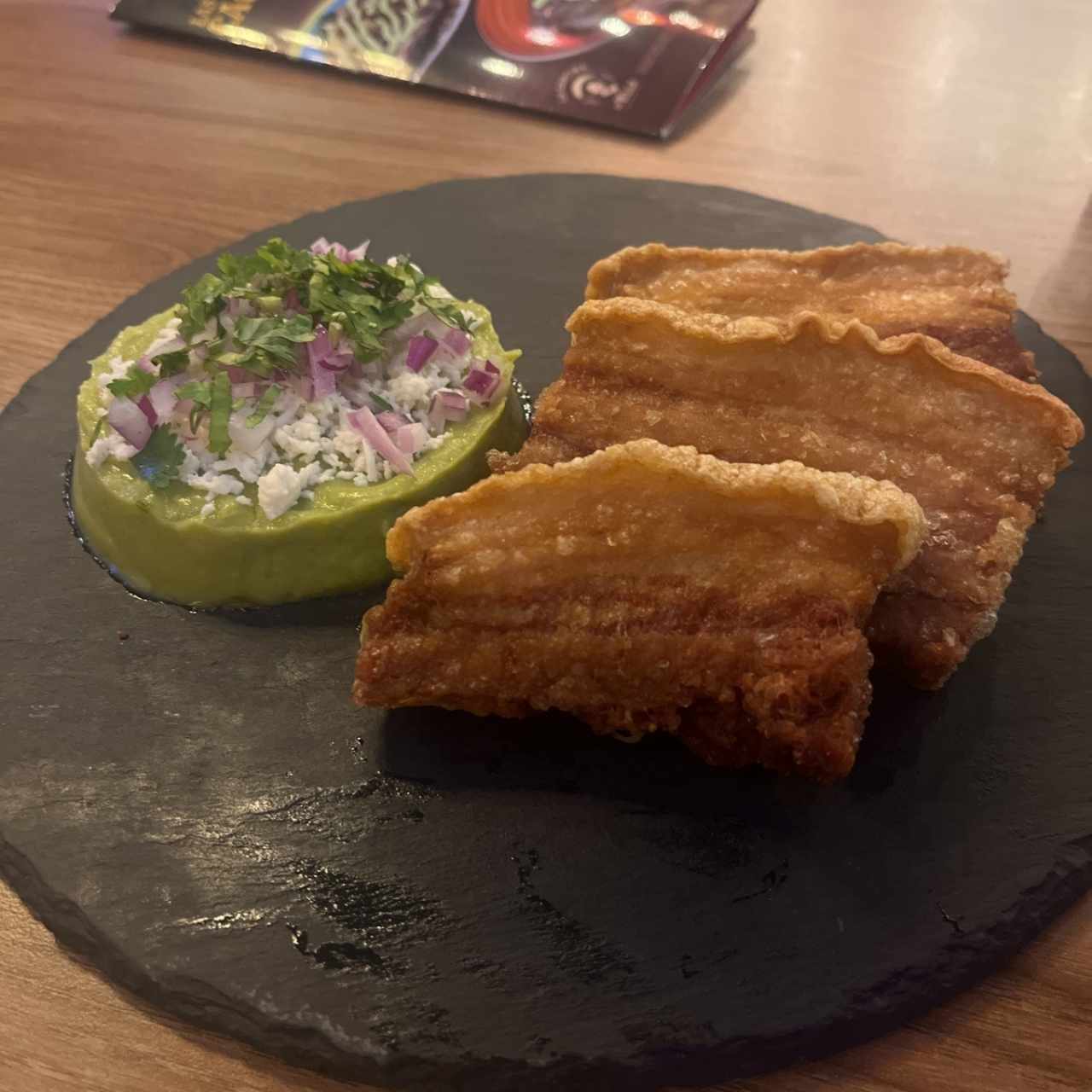 GUACAMOLE CON CHICHARÓN