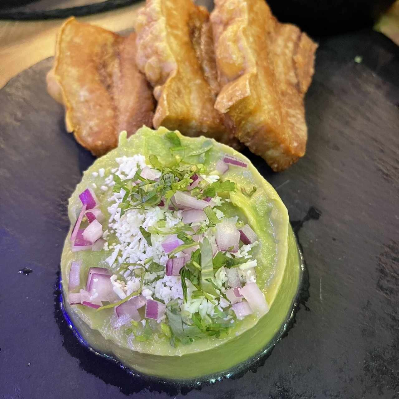 GUACAMOLE CON CHICHARÓN