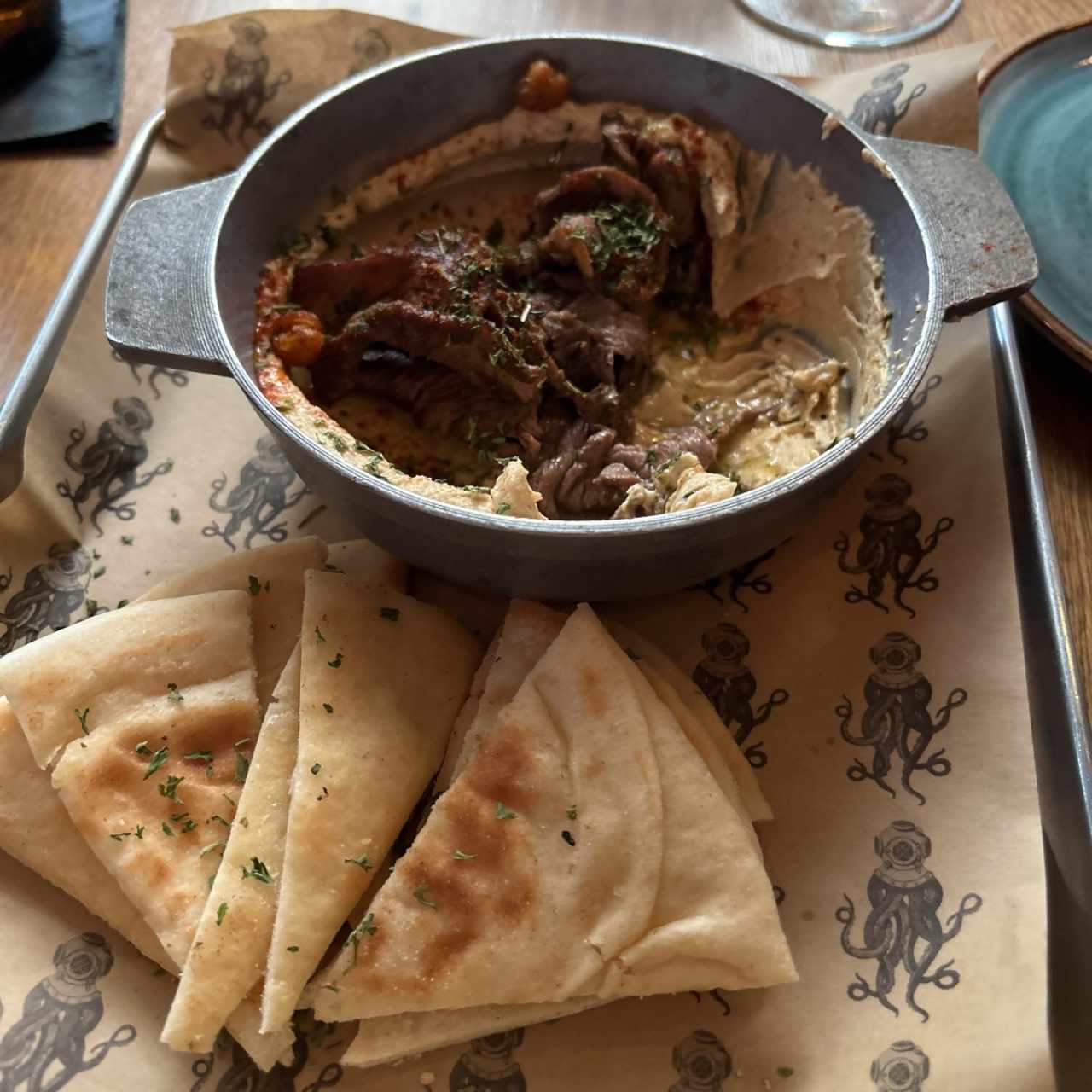 Humus con carne