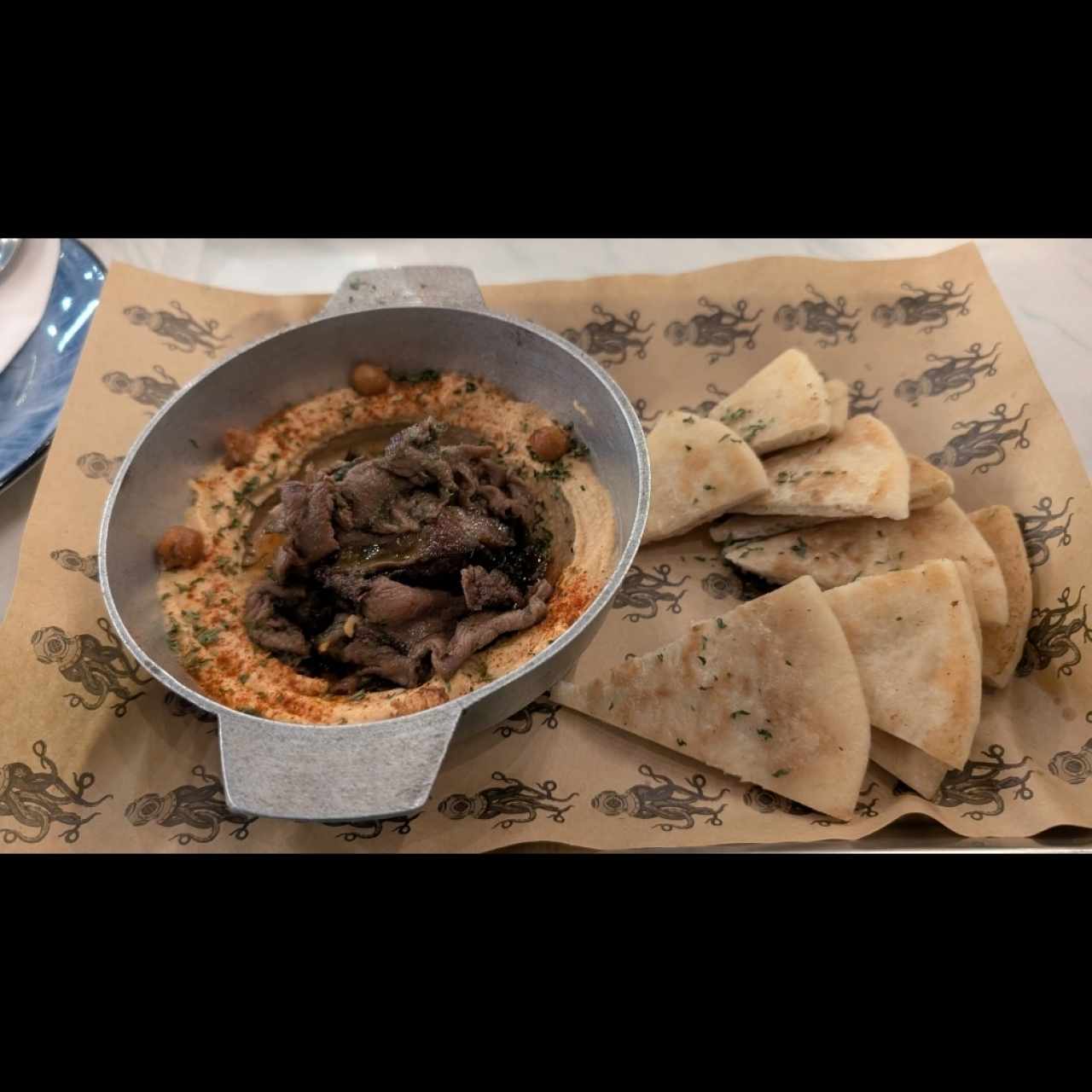 Tapeo - HUMMUS CON CARNE