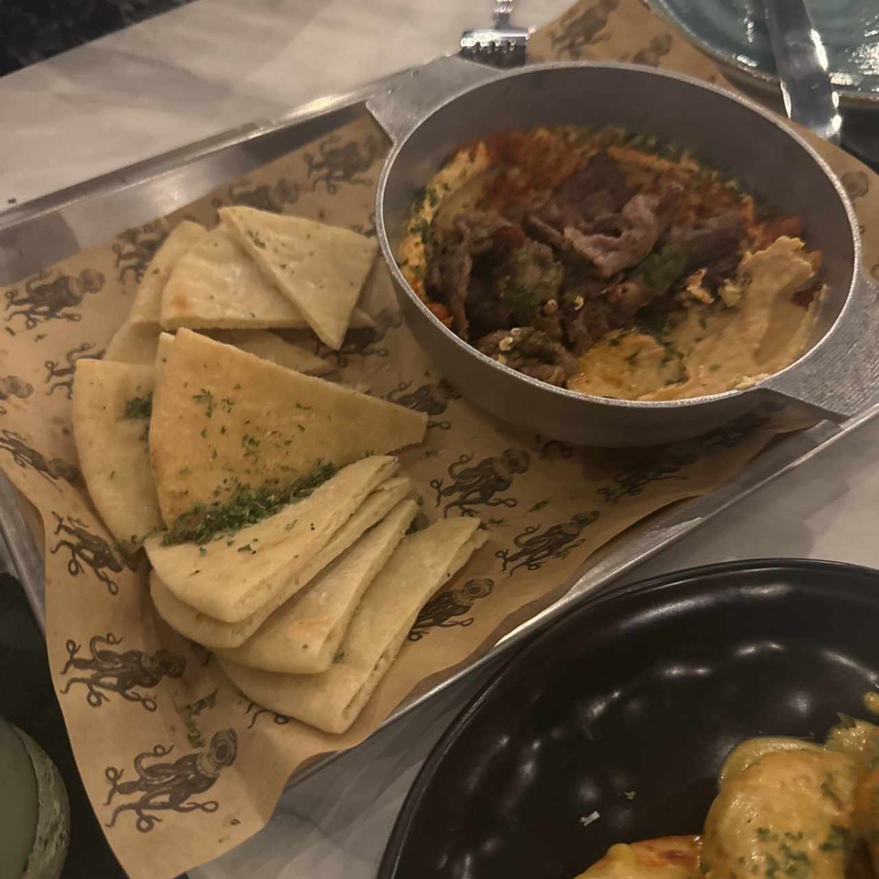 Tapeo - HUMMUS CON CARNE