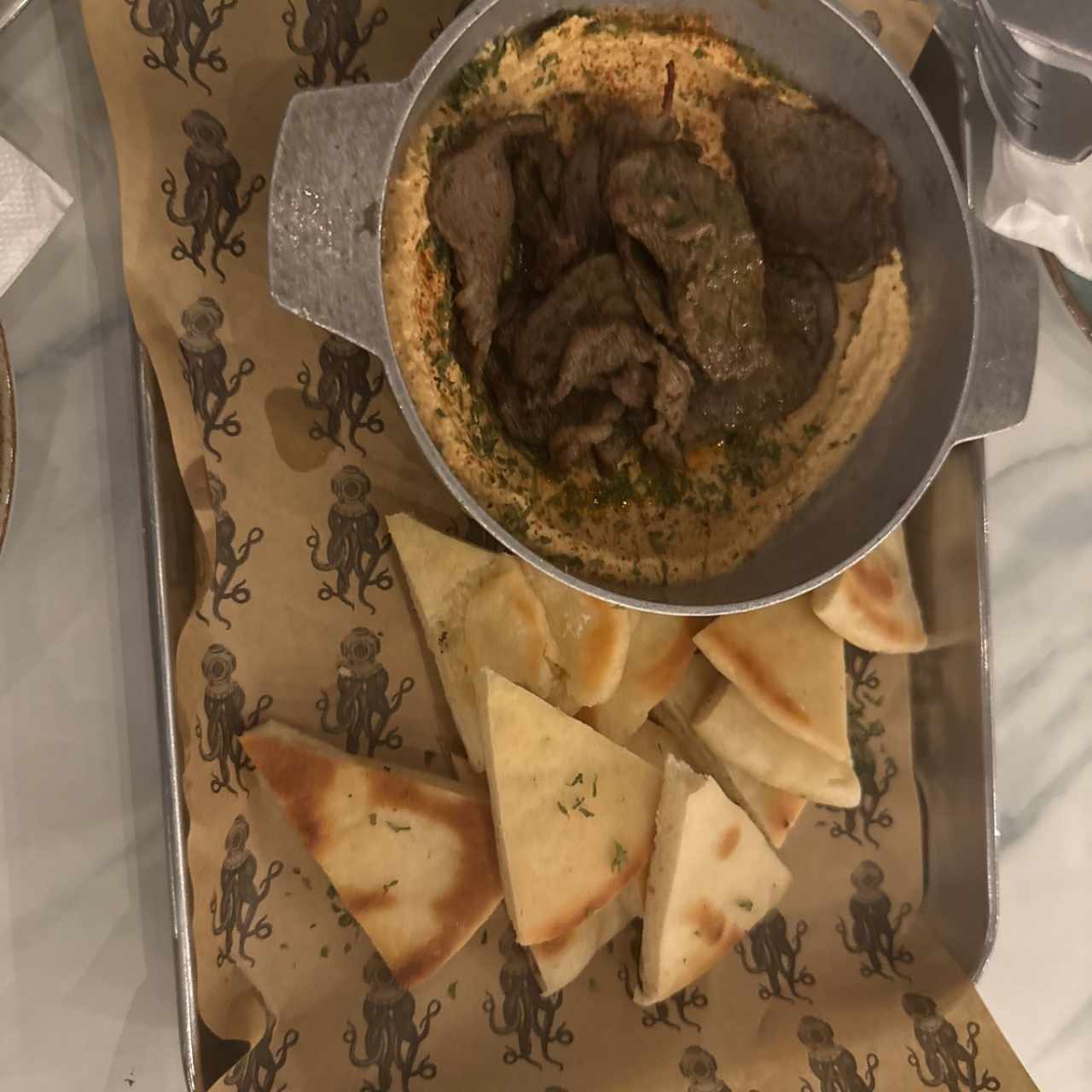 Tapeo - HUMMUS CON CARNE